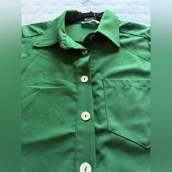 Green Avara dress with front pocket and button up front. Size: S - Picture 3 of 4